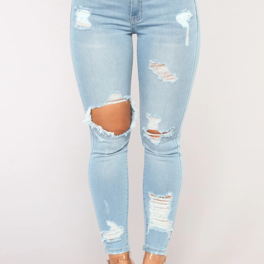 Fashion Nova "Him and I" size 9 ankle jeans
